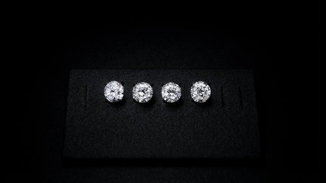 Moissanite Colour Grades and Clarity, Explained — What D–F and VVS1 Actually Mean